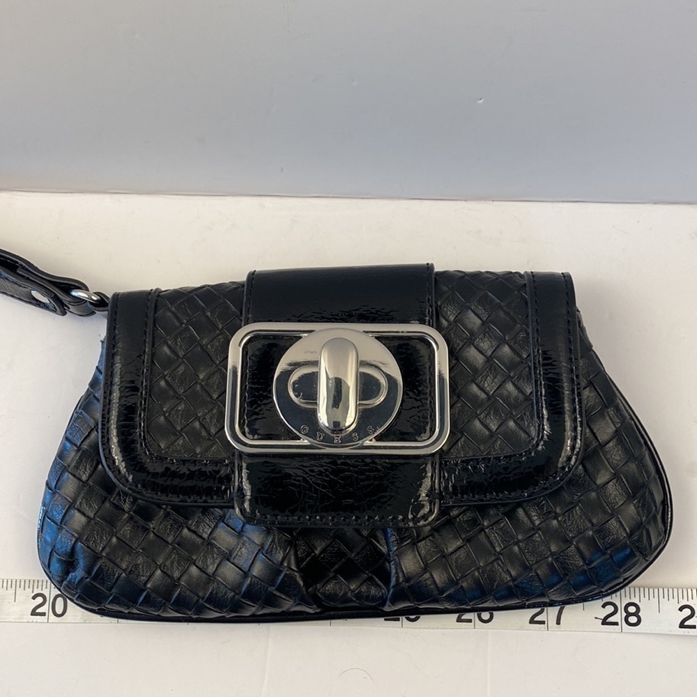 Guess purse wristlet magnet lock zippered pocket black woven silver hardware - Picture 6 of 9